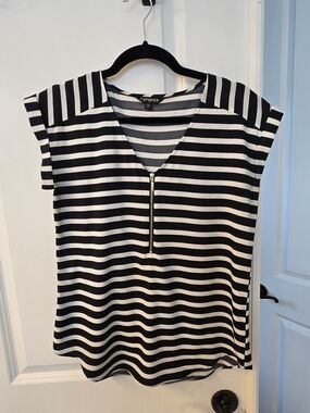 Express Black & White Striped V-Neck Zip Front Blouse